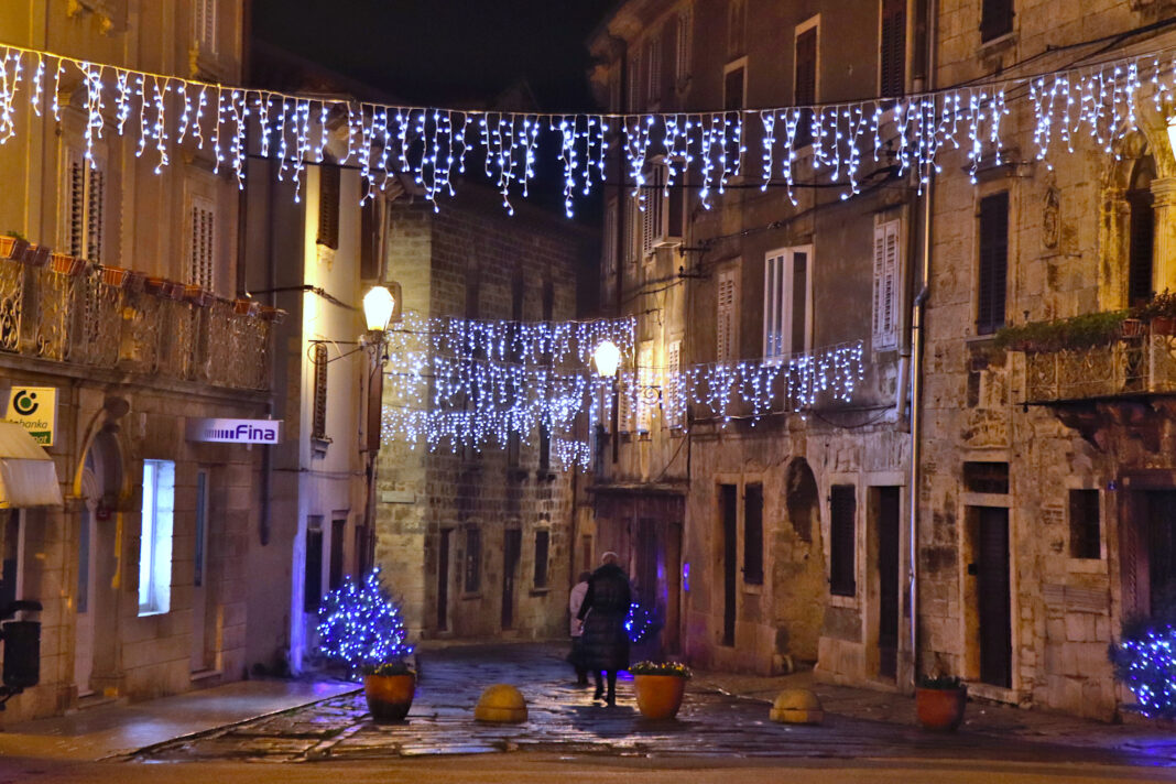 Narodni trg i Ulica Castello u bozicnom ugodaju