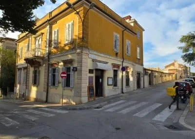 Caffe-bar-La-Resistance-Pula-19-400x284